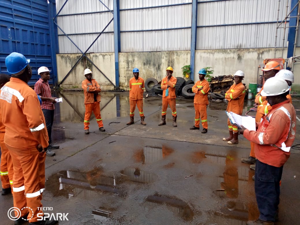 Montage charpente chantier naval limbé